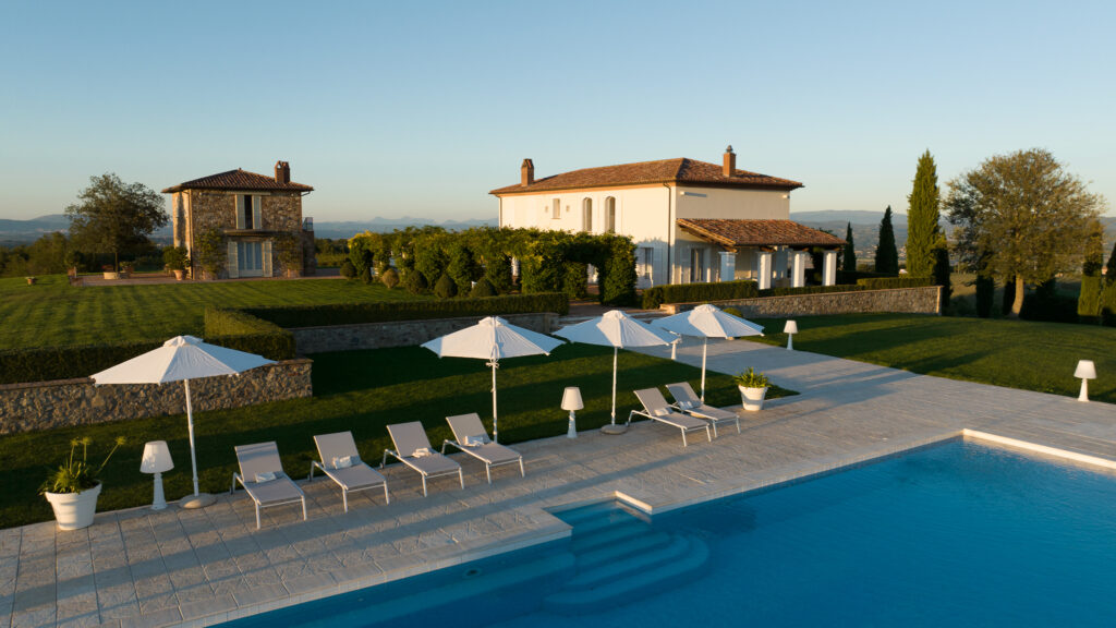 Blick auf die La Villa Bucher vom Swimming Pool