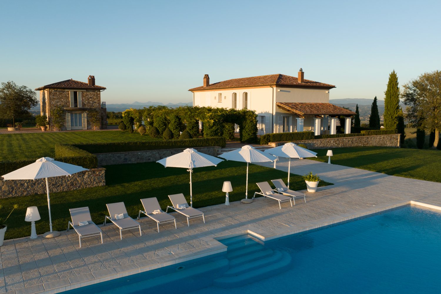 Blick auf die La Villa Bucher vom Swimming Pool